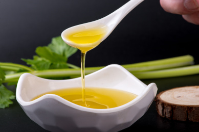 黑色背景中的橄榄油食用油