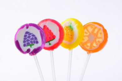 各种形状五彩斑斓的棒棒糖果