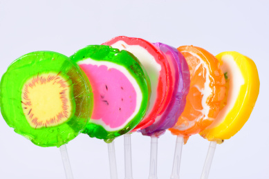 各种形状五彩斑斓的棒棒糖果