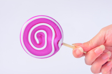 各种形状五彩斑斓的棒棒糖果