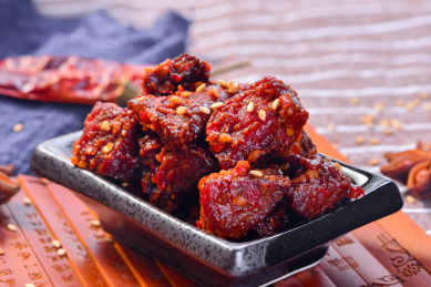 四川传统美食麻辣牦牛肉粒