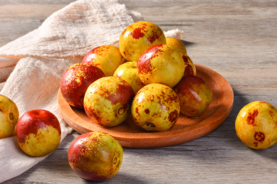 木盘中的新鲜水果之脆甜冬枣