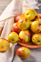 木盘中的新鲜水果之脆甜冬枣