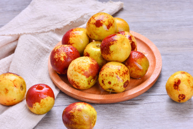 木盘中的新鲜水果之脆甜冬枣