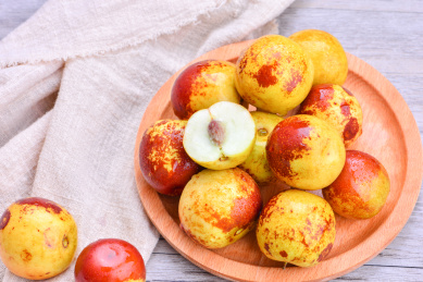 木盘中的新鲜水果之脆甜冬枣