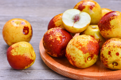 木盘中的新鲜水果之脆甜冬枣