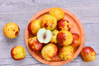 木盘中的新鲜水果之脆甜冬枣