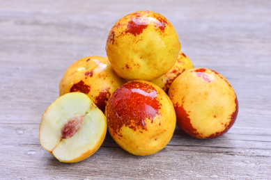 木盘中的新鲜水果之脆甜冬枣