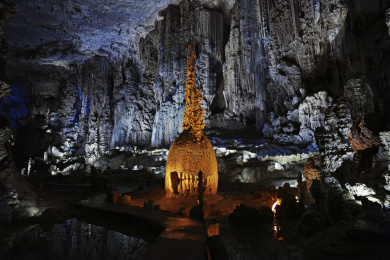 贵州省织金县官寨苗族乡织金洞铁树银花