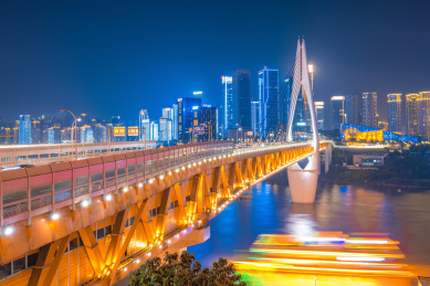 中国重庆千厮门大桥与江北嘴城市建筑