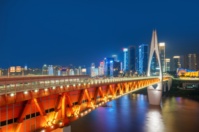 中国重庆千厮门大桥与江北嘴城市建筑