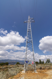 蓝天白云下李园前一高大的高压电线塔