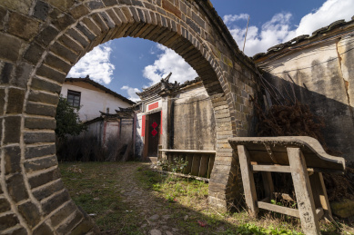 蓝天白云下四堡老房子外墙及圆形拱门，中国福建连城四堡