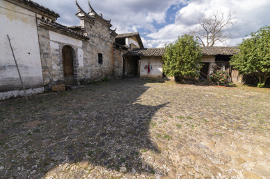 蓝天白云下鹅卵石广场及周边砖砌马头墙，中国福建连城四堡