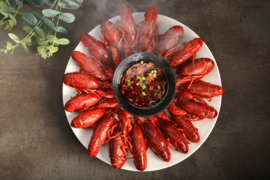 深灰色背景上俯拍一盘蒸虾