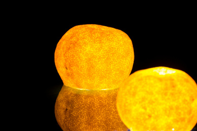 强光照射下闪闪发光的橘子皮