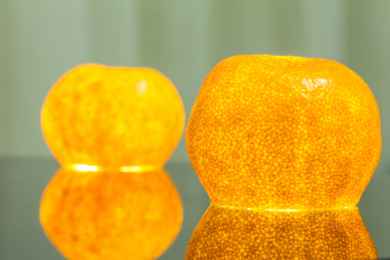 强光照射下闪闪发光的橘子皮