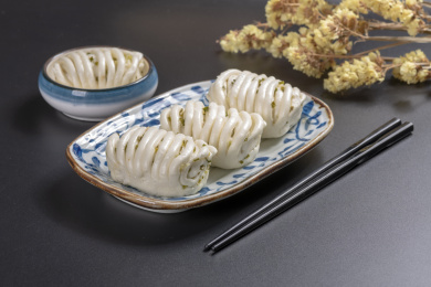 特色面食葱油花卷摆放在桌面上