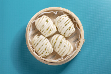 特色面食葱油花卷摆放在桌面上