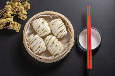 特色面食葱油花卷摆放在桌面上