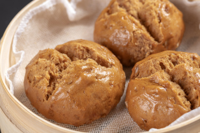 特色面食红糖馒头摆放在桌面上