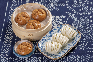 特色面食红糖馒头葱油花卷摆放在桌面上