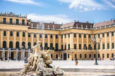 蓝天白云下的奥地利首都维也纳美泉宫广场