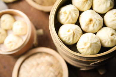俯拍刚出炉的一笼屉小包子