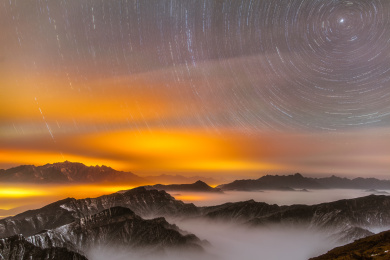 中国四川省雅安市牛背山贡嘎山黎明星轨风光