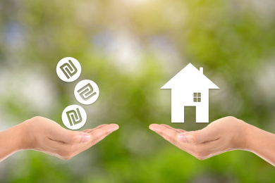 一只手托着虚拟的谢克尔硬币和另一只手托着虚拟的小房子进行交易