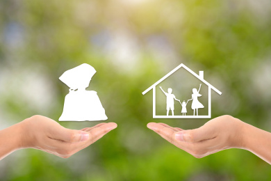 一只手托着钱袋子和另一只手托着装着一家三口的房子进行交易