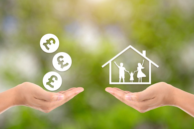 一只手托着虚拟的英镑硬币和另一只手托着装着一家三口的房子进行交易