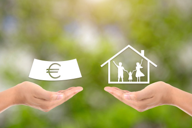 手里托着虚拟的欧元钞票和另一只手托着一家三口入住的小房子进行交易