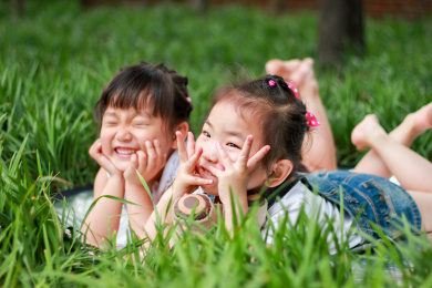 两个小女孩在户外草地上玩耍