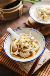 中式面点一碗清汤馄饨特写