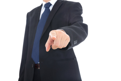 穿着黑色西装的男士伸出手指着前方