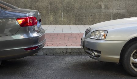 停在街头路边的两辆不同颜色的汽车