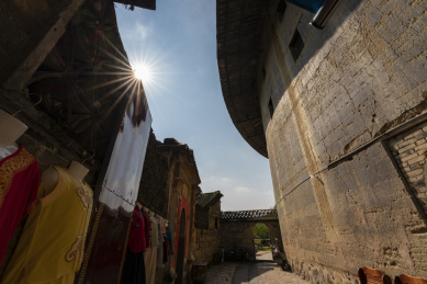 土楼内廊摆放销售的民族服装，中国福建永定