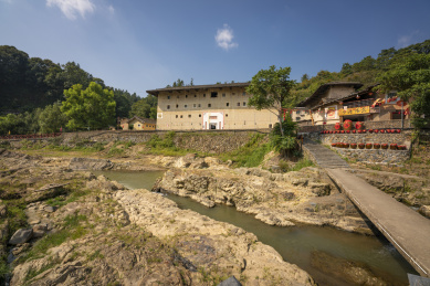 乱石滩河道对岸的一幢方形土楼，中国福建永定