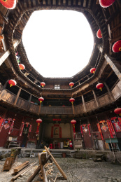 挂满红灯笼的圆形土楼内景，中国福建永定