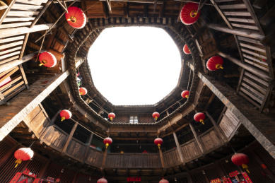 仰拍圆形土楼内景木制结构，中国福建永定