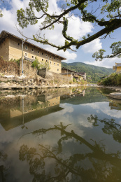 方形土楼老树枝及在水中的倒影，中国福建永定