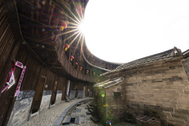 土楼内外层之间的鹅卵石地面及木制结构，中国福建永定