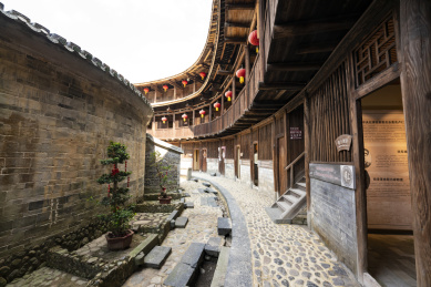 土楼内外层之间回廊的鹅卵石地面及木制结构，中国福建永定