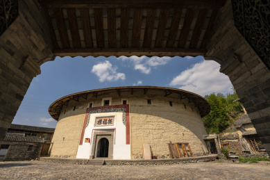 拱门内的永定土楼公主-振福楼，中国福建永定