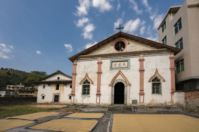 晒谷子的晒场及一幢天主教堂，中国福建永定