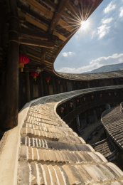 圆形土楼内部回廊的局部，中国福建永定