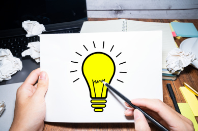 商务人士手拿着白纸灯泡叹号主意方法灵感概念