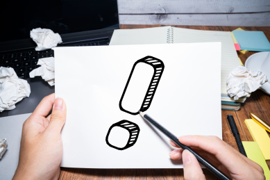 商务人士手拿着白纸灯泡叹号主意方法灵感概念