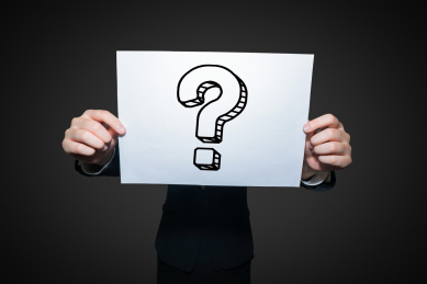 人手拿着白纸表示问号不理解猜测猜疑概念